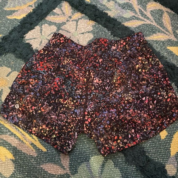 Lululemon Flowerescent Tracker Short Size 8 - Picture 5 of 6